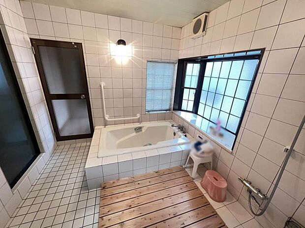 【浴室】ゆとりある広さで窓付きで換気も出来ます♪