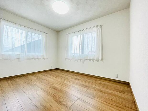 【2階洋室】2面採光なので、両窓から光が差し込み室内は明るく居心地の良い空間が広がります。
