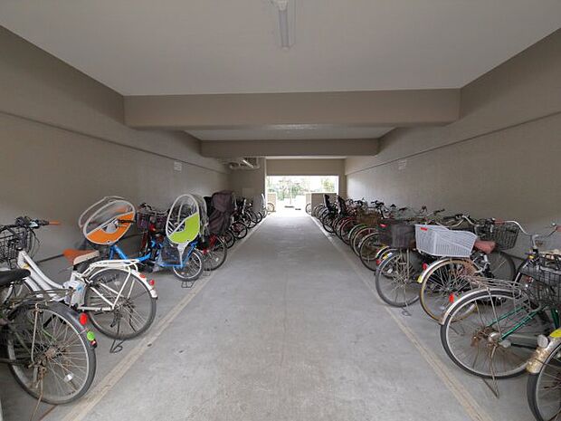 ■【Common　area　-　bicycle　parking　lot】駐輪場になります。