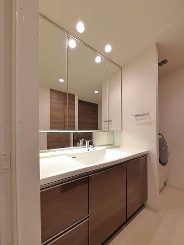 ■三面鏡の付いた洗面化粧台は、鏡面裏側にも機能的な収納を配置。普段使いの洗面小物やスキンケア用品などが衛生的に保管できます。