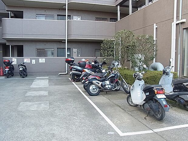 敷地内バイク置場