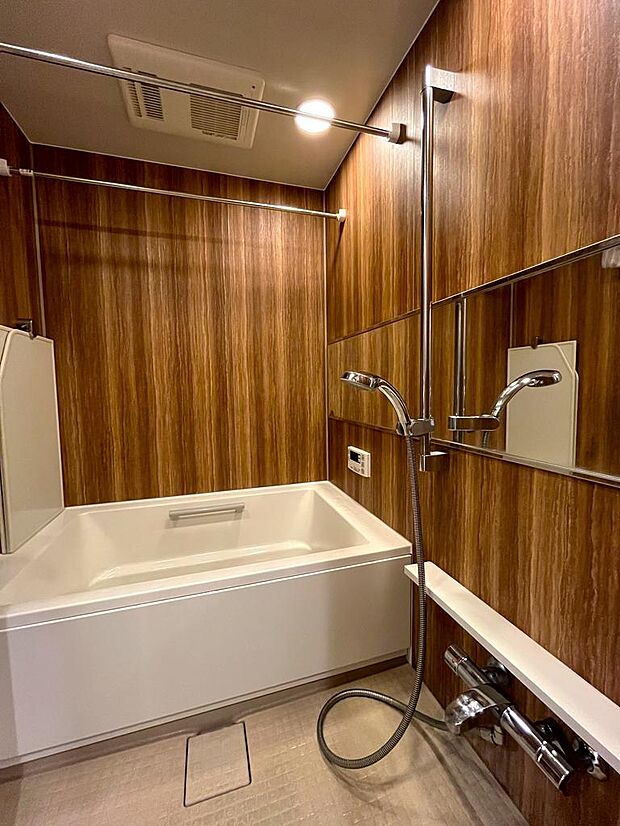 リクシルのシステムバスルームSOREOのご紹介です。1317サイズの浴槽や、木目調の壁パネルを採用しており、浴室乾燥機も完備しているので日々のお手入れへの負担も軽減できるのがおススメポイントです。