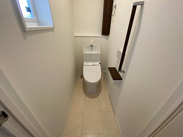 奥行きもある2Fトイレ。各階にトイレがあると便利です