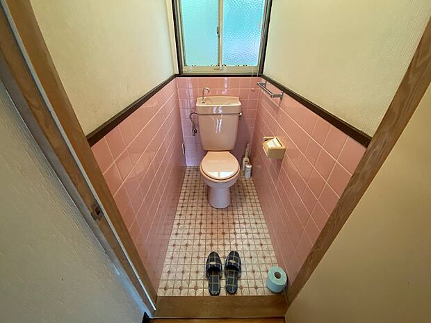 窓もあり換気のしやすいトイレ