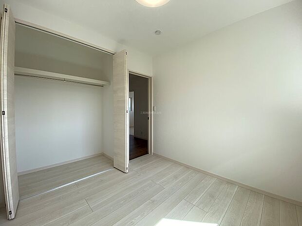 2F洋室4.5帖。白を基調としたお部屋は全体は広く明るく見えます