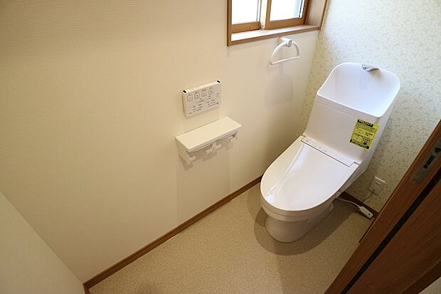洗浄付き便座が魅力的なトイレです。毎日使用する場所だから、換気出来るよう、窓も完備しています。
