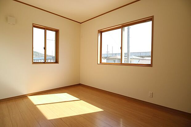 2F6帖洋室。ドア側より。2面採光の明るいお部屋で、風通しも良好です。