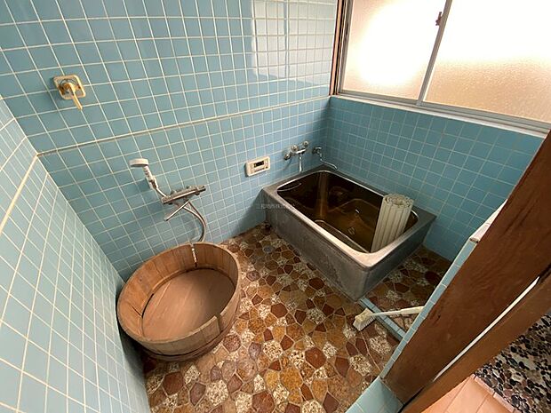 窓があり明るい洗い場も広い浴室です
