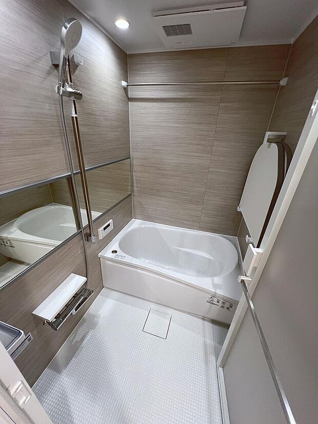 浴室はワイドミラー・アクセントパネル・カラリ床を採用。ご家族の帰宅時間が違っても安心な追焚機能。雨の日に役立つ浴室乾燥機能。浴室暖房でヒートショック対策にも。