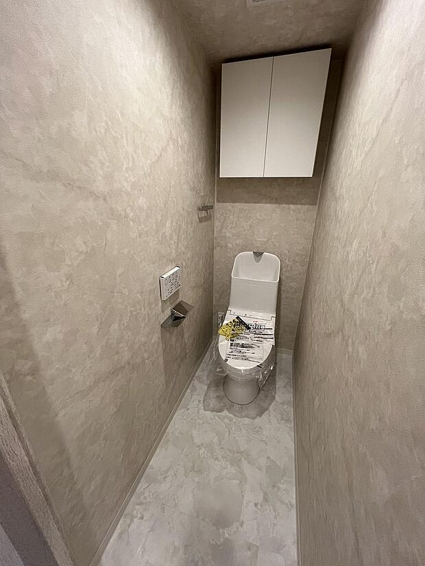 ウォシュレット機能付きのトイレ。奥行きがあり圧迫感はありません。