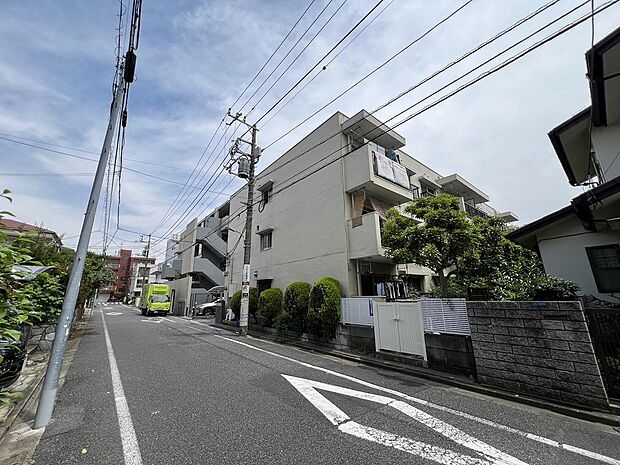 敷地内駐車場（屋根付き平置き）月額15000円で現在空きがございます。（令和6年6月1日時点）防犯カメラ設置済