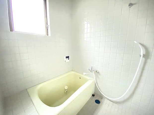 窓のある浴室は採光で明るく換気できるのがメリット。