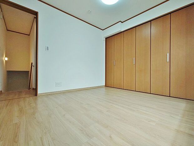 3階6帖洋室　壁面ワイドな収納が魅力的です　2面開口の明るく快適なお部屋です