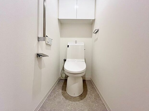トイレも清潔感があり収納棚、温水洗浄暖房便座機能付