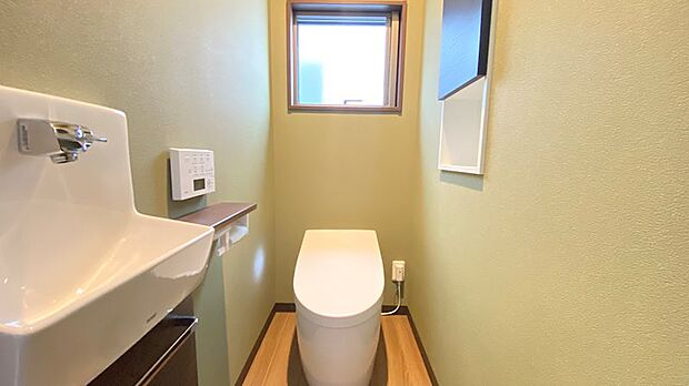 和モダンな色合いのトイレ。タンクレスですっきりとした空間です