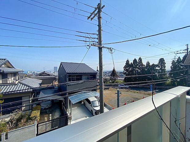 別方向の眺望です。遠くには琵琶湖も望めます。