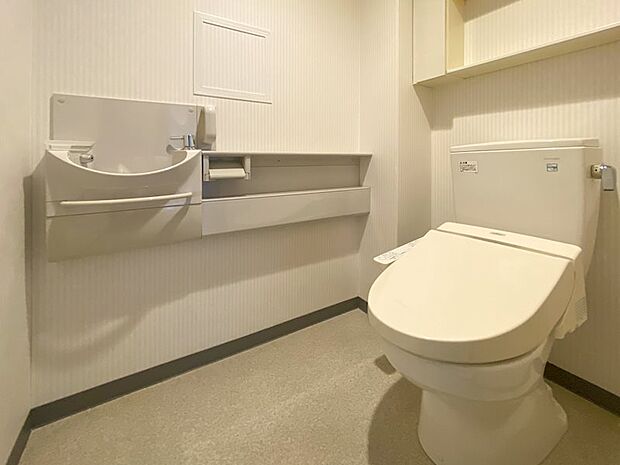 ゆったりとした空間のトイレです。温水洗浄便座付きです。