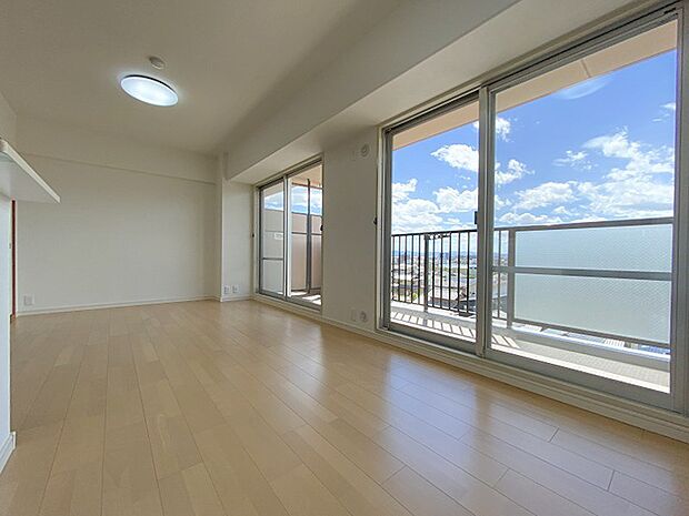 リビング：どんな家具の色にも合わせやすい白色の壁紙と木目調の床です