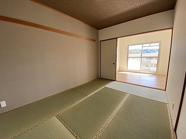 和室は畳表替え、クロス・襖張替え済みです。
