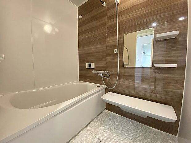 お風呂はTOTO製。浴室乾燥・高温差湯機能付きです