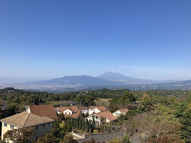 集会室の屋上から望む富士山
