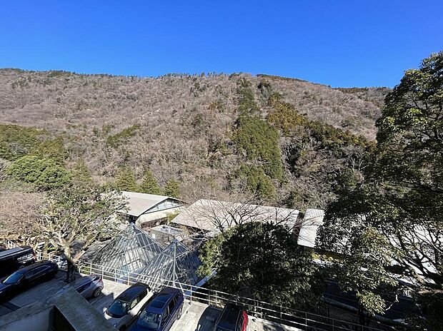 4階住戸からの眺望(右斜め下の住戸)、眼下には星野リゾート界箱根、前方には箱根の山々を望めます