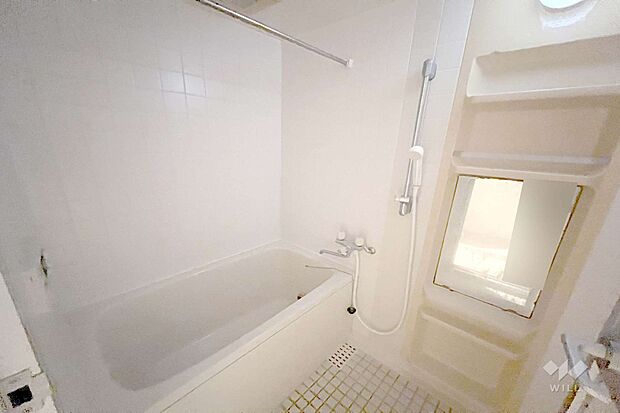 浴室。室内丁寧にお使いです。リフォームの提案可能です。［2023年5月3日撮影］