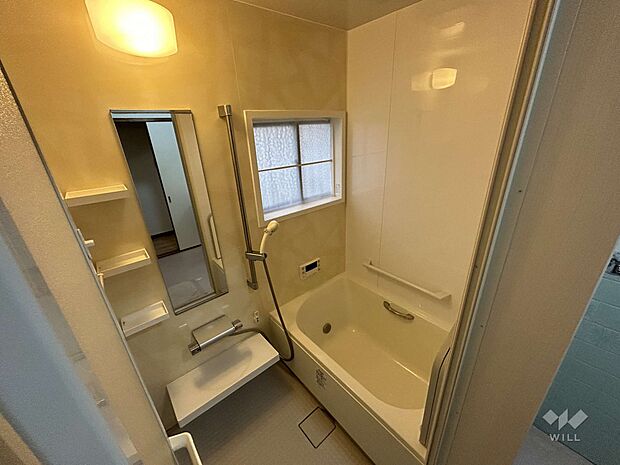 浴室。大きな鏡が特徴的。窓もあるので換気機能に優れています。［2023年7月7日撮影］