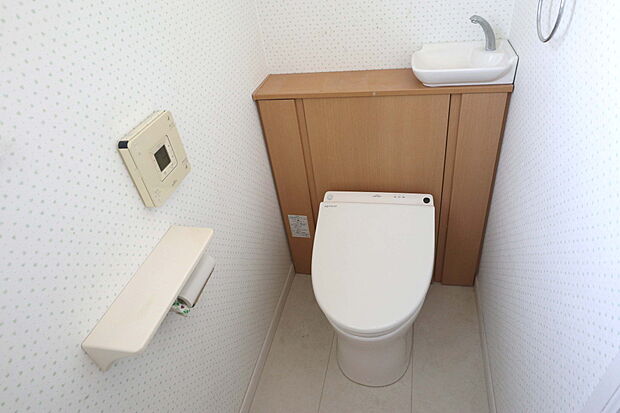 1階トイレ。タンクが隠れているタイプのトイレでおしゃれです。［2024年3月12日撮影］