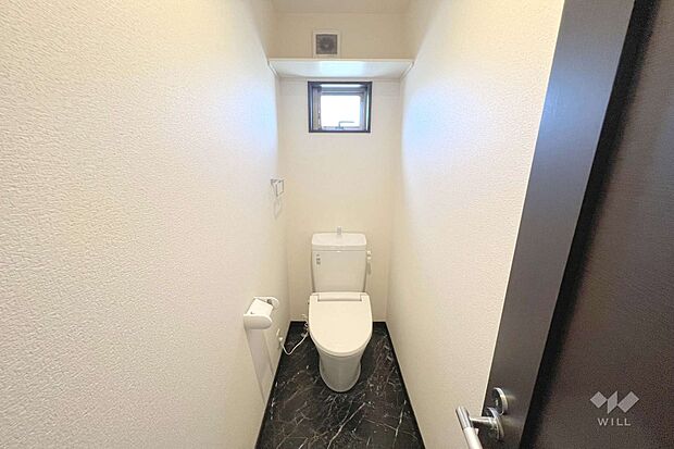 トイレ。丁寧に使用されております。リフォームのご提案も可能です。［2024年3月27日撮影］