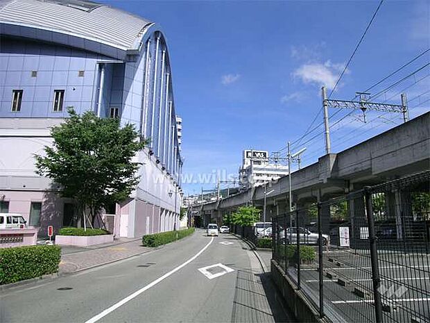 敷地の北側には阪急「宝塚」線が走っています。