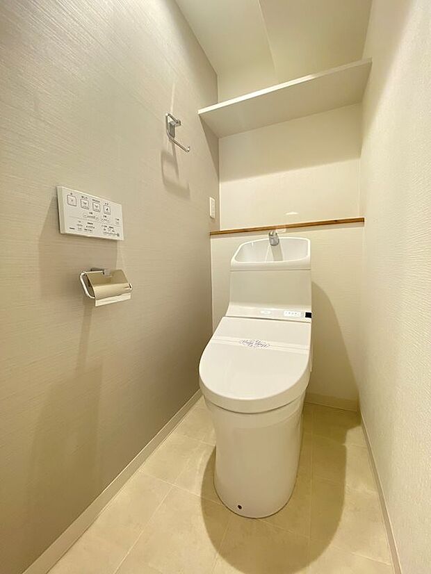 棚付きのシンプルなトイレは小物や掃除道具の収納力も兼ね備えています◎