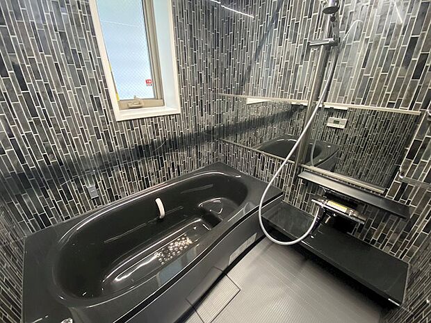 ブラックでまとめ上げられた浴室は高級感あふれるシックなデザインです！