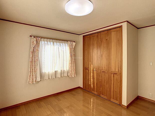 木材の風合いがお部屋を暖かい雰囲気に仕立てています。