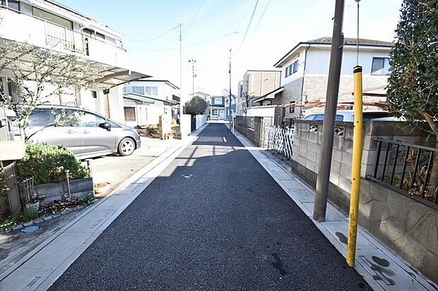 交通量が少ない道路に面した静かな環境。