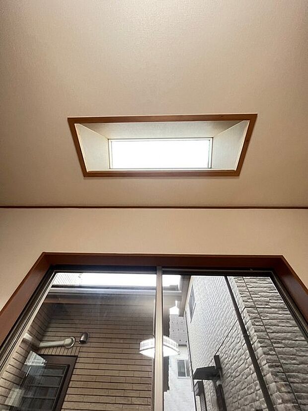 天窓を使って室内をより明るくした設計になっています。
