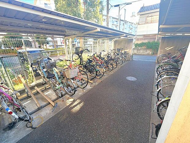 自転車置場も広々としています