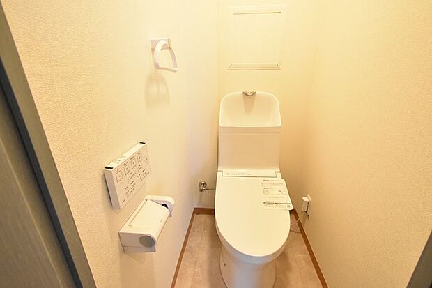 新規入替のトイレ。節水型で使い勝手も良好です