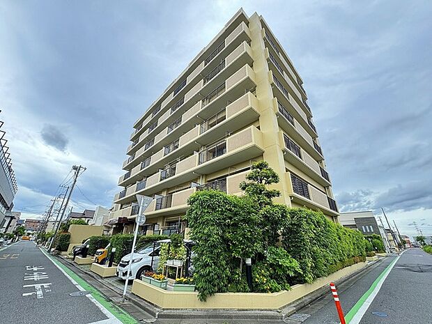 静かで暮らしやすい住宅街に建つ7階建のマンション。