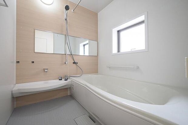 広々とした浴室。横長に配置された鏡が空間をさらに広く感じさせてくれます。