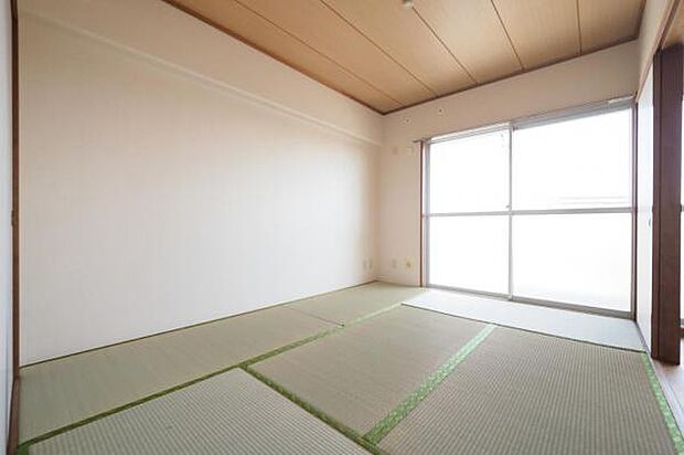 畳のさわやかなグリーンが心地良い和室ですリビングに隣接するので、来客時などに開放すれば約20帖相当の広大な空間に大変身