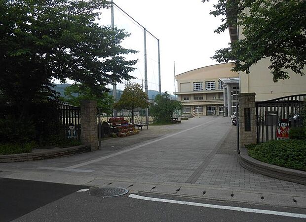 施設名: 京都市立花山中学校現地からの距離: 690m