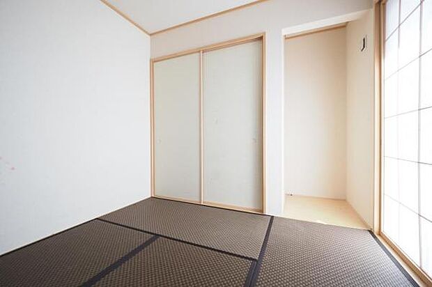リビング横、5帖の和室。畳の常識にとらわれないカラーが現代のインテリアと調和します。