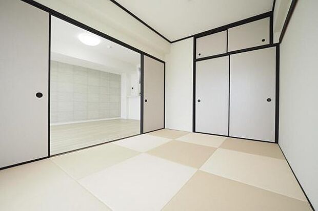 市松敷きの畳と建具のコントラストでモダンな印象に仕上がった和室。