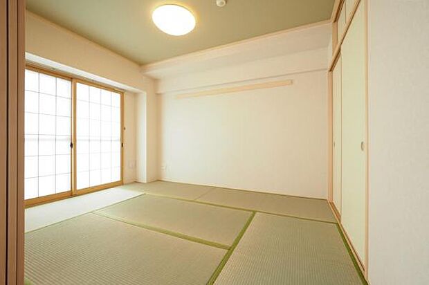 畳のさわやかなグリーンが空間を彩る和室