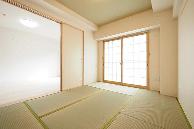 陽光が部屋全体を包み込む明るい和室は家族憩いの場所に。