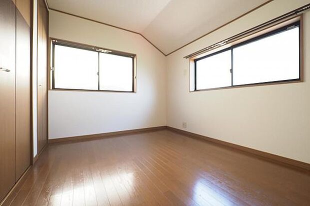 2階のお部屋は全室6帖以上、収納付。住空間をしっかりと確保できます。