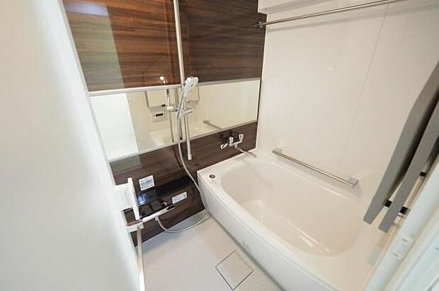 ■浴室／リフォーム済ユニットバス。足を伸ばして入浴できるゆったりサイズです♪ 