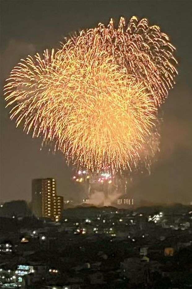 お部屋のバルコニーからは、朝霞市民祭り「彩夏祭」の花火を見ることができます。