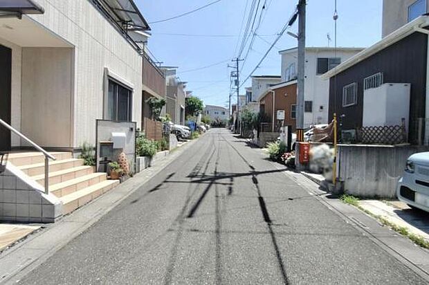 ■車通りの少ない前面道路。ゆったりとした南道路幅員5ｍ